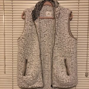 Cream fuzzy vest 🌻